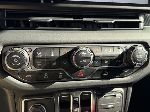 Certified 2024 Jeep Wrangler Unlimited Rubicon w/ Technology Group image 26