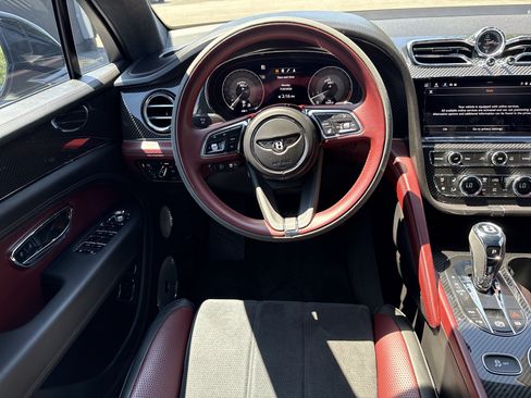 Used 2022 Bentley Bentayga AWD/4WD image 4