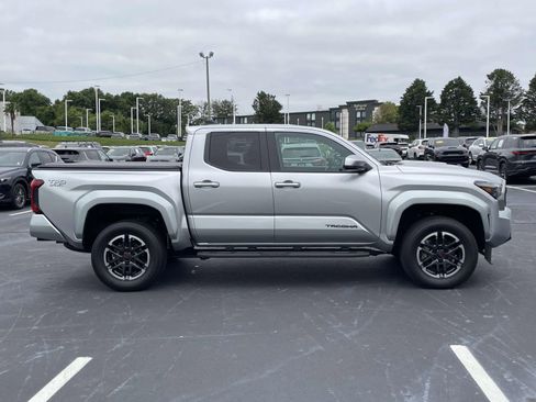 Used 2024 Toyota Tacoma TRD Sport AWD/4WD image 8