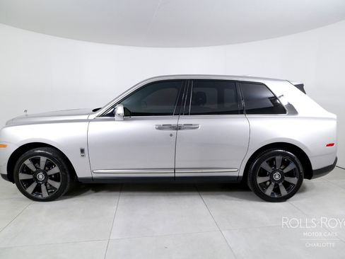 Used 2021 Rolls-Royce Cullinan image 3