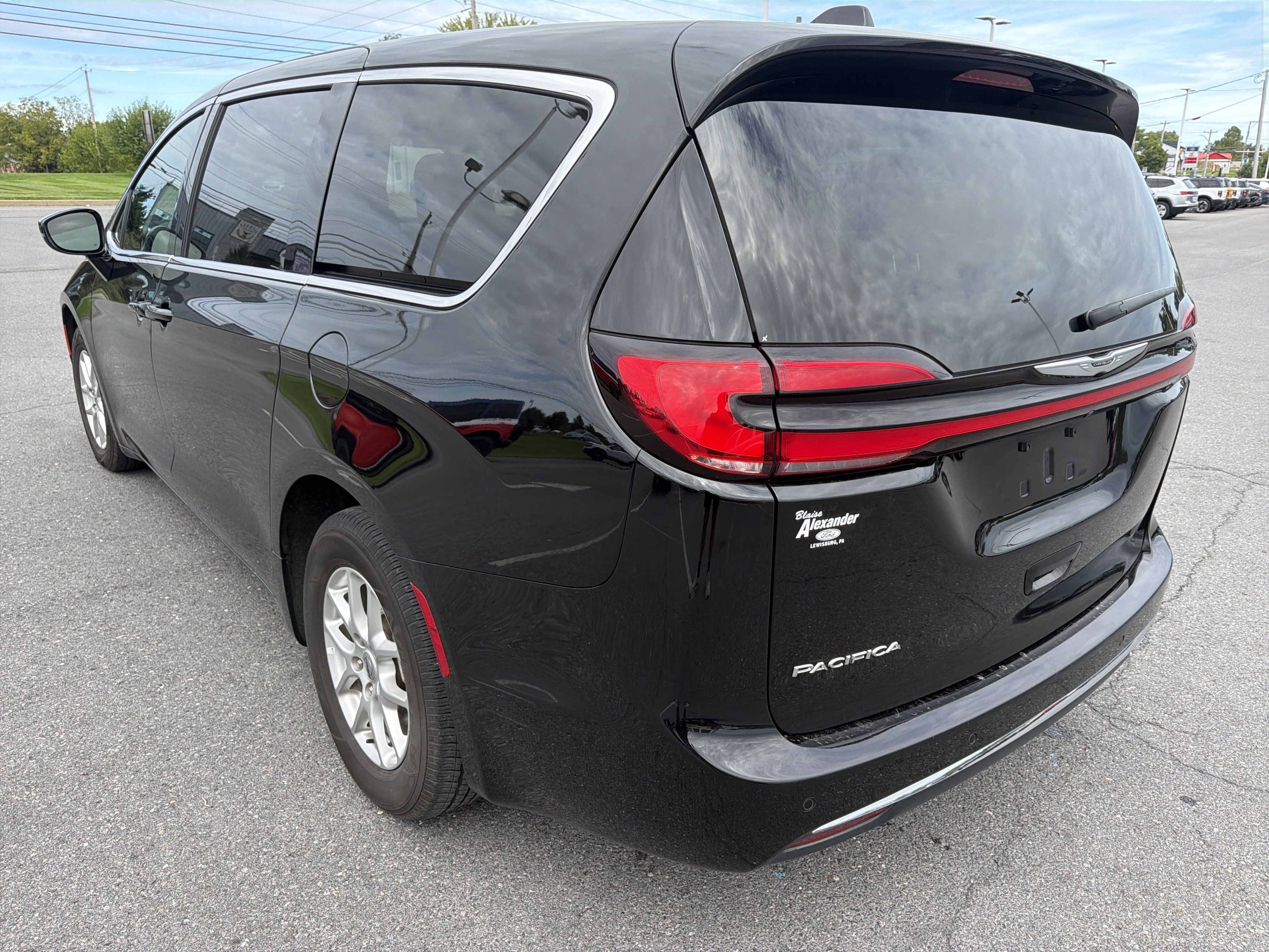 Used 2025 Chrysler Pacifica Select FWD image 6