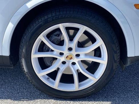 Used 2021 Porsche Cayenne Coupe w/ Premium Package image 28