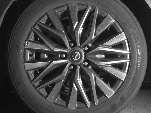 Used 2025 Nissan Altima 2.5 SV FWD image 12