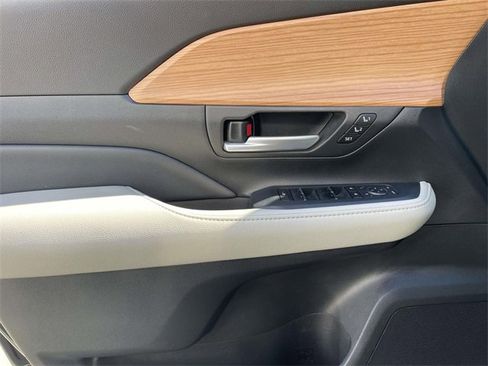 Used 2024 Toyota Grand Highlander Limited image 18