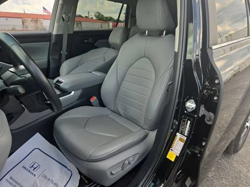 Used 2024 Toyota Highlander XLE AWD/4WD image 11