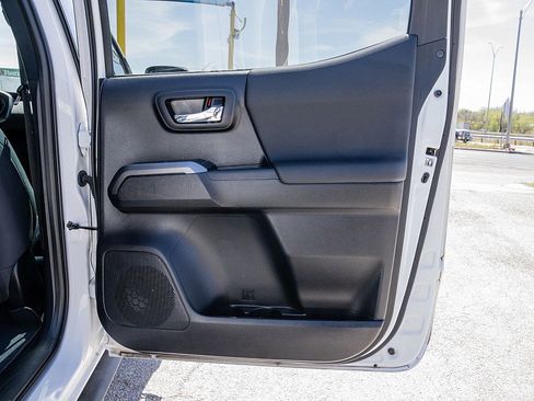 Used 2020 Toyota Tacoma TRD Sport w/ Technology Package image 13