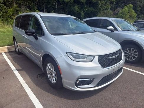 Used 2024 Chrysler Pacifica Touring-L FWD image 3