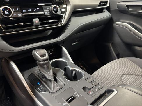 Used 2025 Toyota Highlander LE FWD image 43
