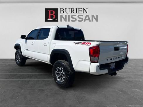 Used 2017 Toyota Tacoma TRD Off-Road w/ Premium & Technology Package AWD/4WD image 3