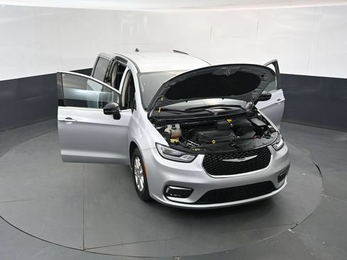 Used 2024 Chrysler Pacifica Touring-L FWD image 17