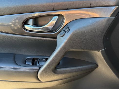Used 2017 Nissan Rogue SV FWD image 28