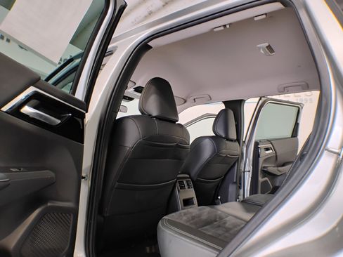 Used 2023 Mitsubishi Outlander SE image 9