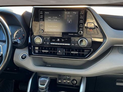 Used 2021 Toyota Highlander LE image 7