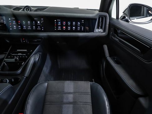 Used 2024 Porsche Cayenne Turbo GT image 17