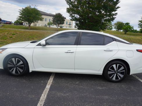Used 2021 Nissan Altima 2.5 SV w/ SV Premium Package FWD image 4