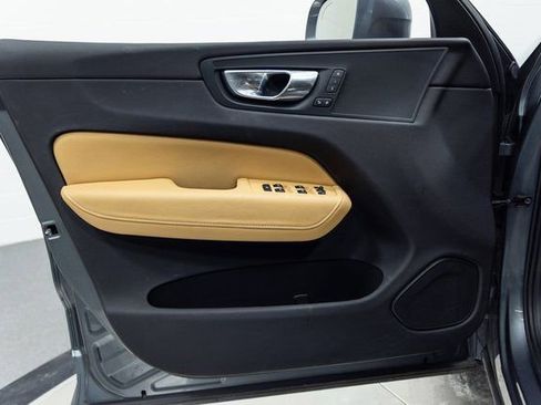 Used 2018 Volvo XC60 T8 Momentum image 11