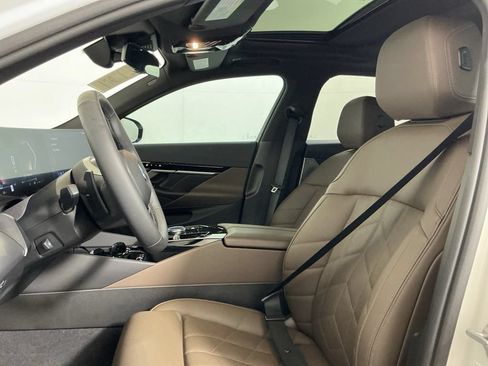 Certified 2025 BMW 530i w/ Premium Package RWD image 25