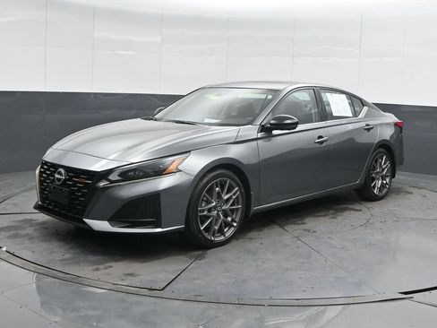 Used 2023 Nissan Altima 2.0 SR FWD image 6