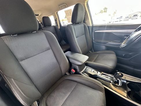 Used 2017 Mitsubishi Outlander ES image 18