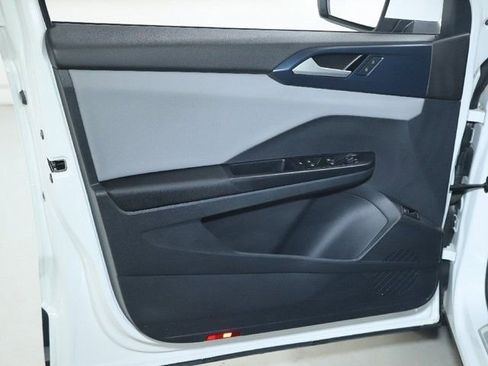 Used 2023 Volkswagen Taos SE w/ Panoramic Sunroof Package FWD image 16