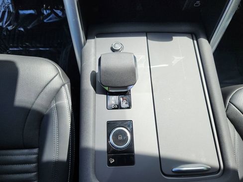 Certified 2025 Land Rover Discovery S image 16