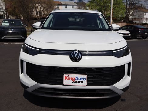 Used 2025 Volkswagen Tiguan SE image 8