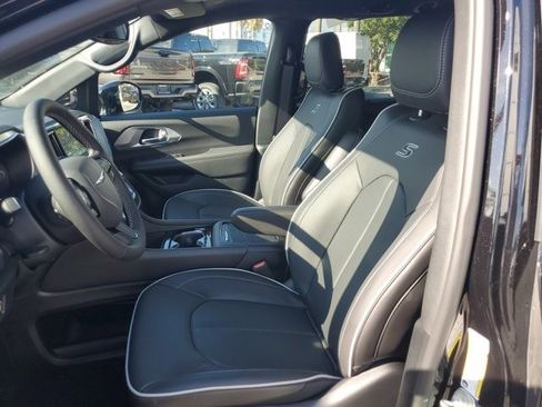 New 2026 Chrysler Pacifica Limited w/ S Appearance Package image 12