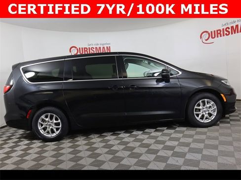 Used 2023 Chrysler Pacifica Touring-L image 9