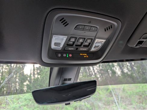 Used 2023 Chevrolet Traverse Premier image 32