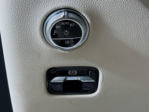Used 2025 Mercedes-Benz GLC 300 4MATIC image 10