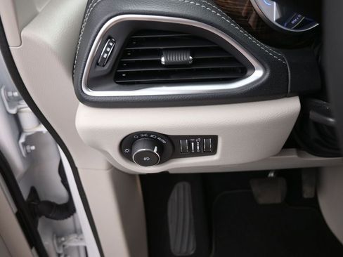 Used 2023 Chrysler Pacifica Limited AWD/4WD image 33
