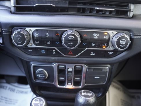 Used 2024 Jeep Wrangler Unlimited Sahara AWD/4WD image 30