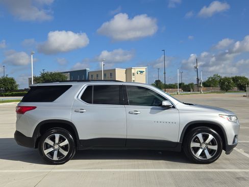 Used 2019 Chevrolet Traverse LT w/ LT Premium Package AWD/4WD image 2