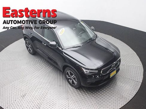 Used 2024 Volvo XC40 B5 Core AWD/4WD image 3