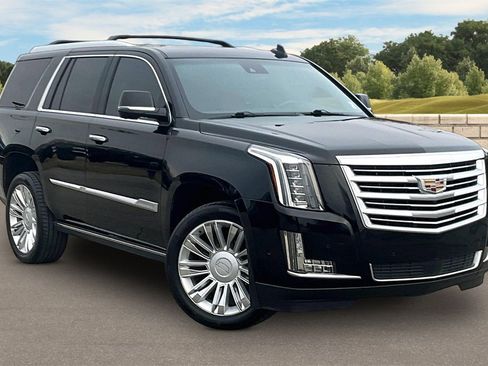 Used 2020 Cadillac Escalade Platinum image 2