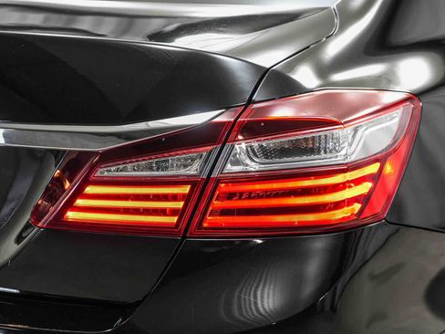 Used 2017 Honda Accord LX image 9