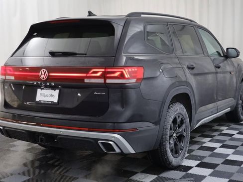 Used 2025 Volkswagen Atlas Peak Edition SE AWD/4WD image 15