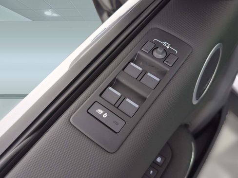 Certified 2025 Land Rover Discovery Dynamic SE image 10