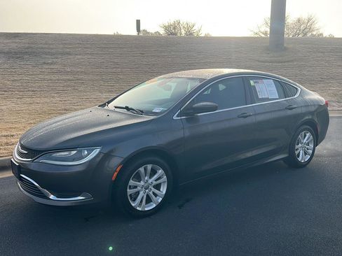 Used 2016 Chrysler 200 Limited image 1