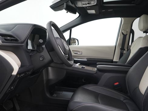 Used 2025 Toyota Sienna AWD image 22