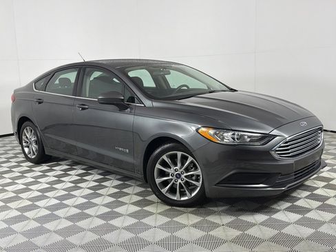 Used 2017 Ford Fusion SE image 2