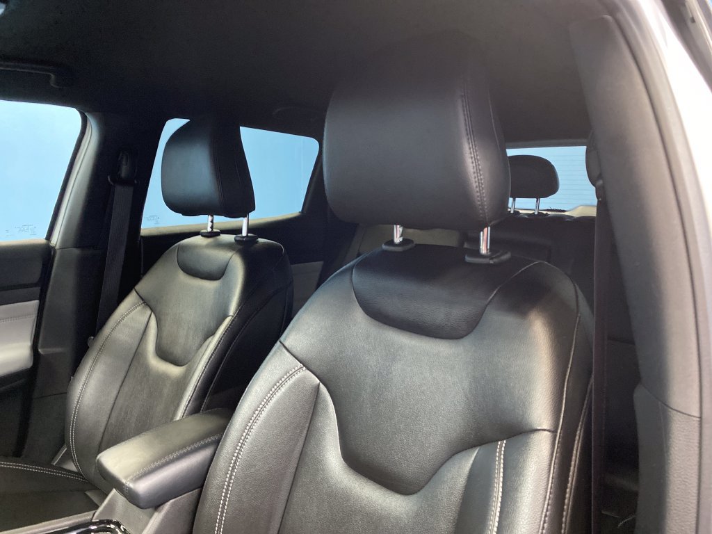 Certified 2025 Jeep Compass Limited AWD/4WD image 10