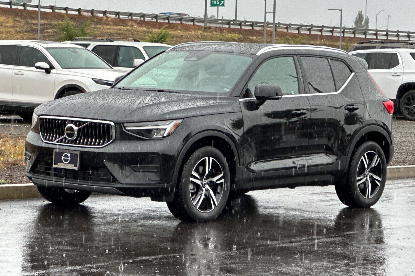 Used 2025 Volvo XC40 B5 Core AWD/4WD image 7