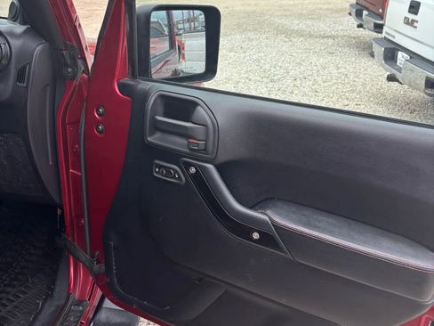 Used 2012 Jeep Wrangler Unlimited Sahara AWD/4WD image 21