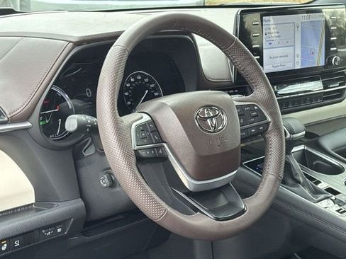 Used 2024 Toyota Sienna Platinum image 32