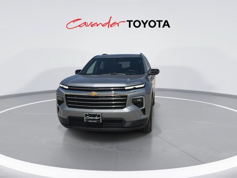 Used 2026 Chevrolet Traverse LT FWD image 3
