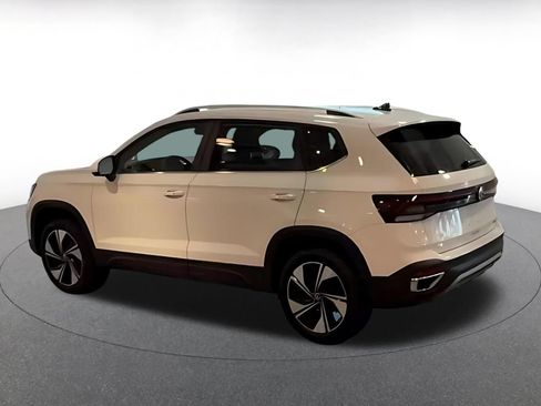 Used 2026 Volkswagen Taos SE AWD/4WD image 9