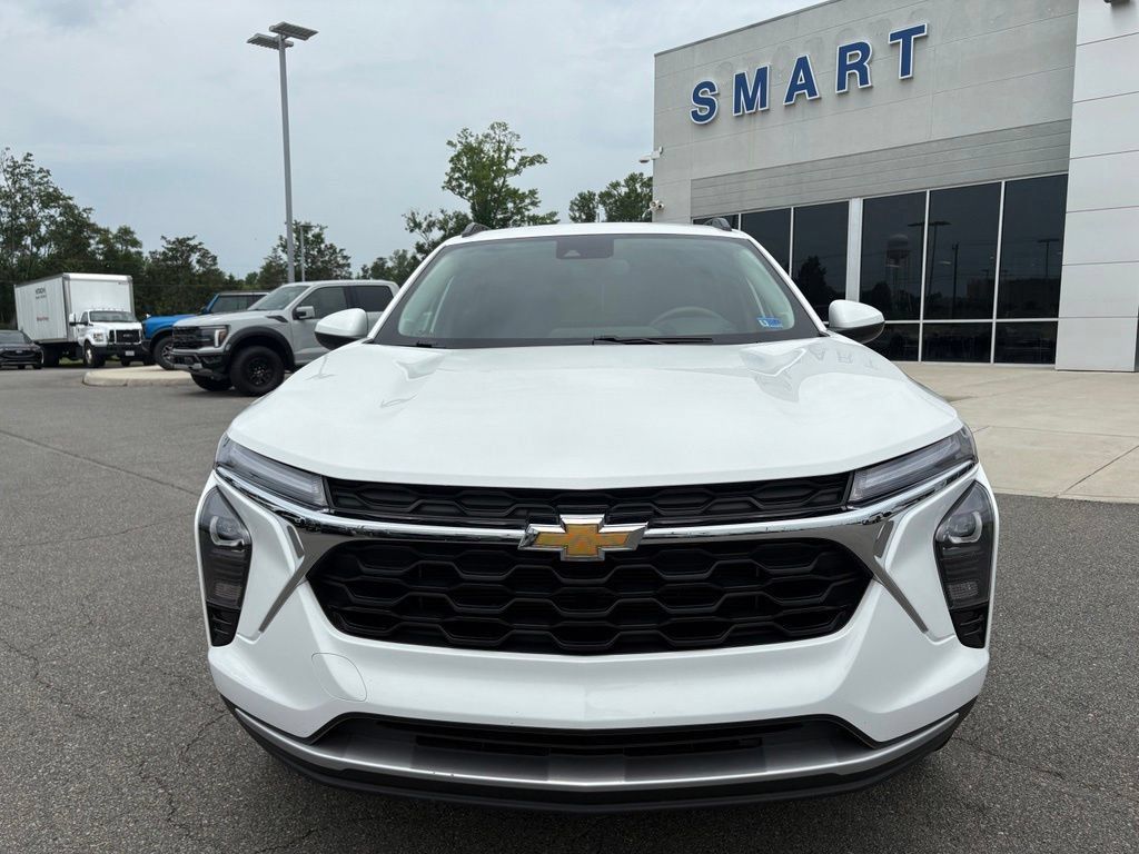 Used 2025 Chevrolet Trax LT FWD image 9