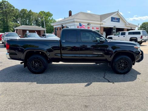 Used 2020 Toyota Tacoma SR5 AWD/4WD image 6