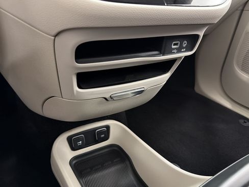 Used 2018 Chrysler Pacifica Touring-L FWD image 32